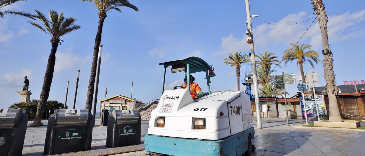 Barredora de Acciona en el paseo marítimo de Juan Aparicio de Torrevieja