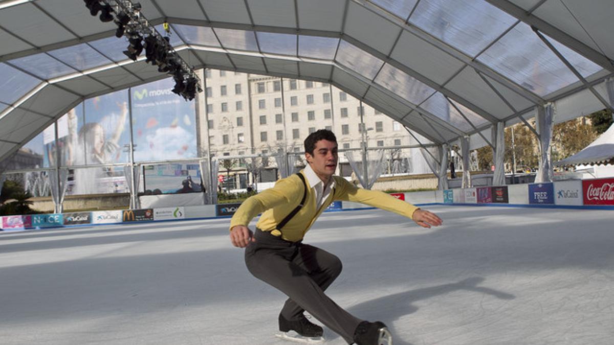 Javier Fernández en la pista de hielo de la plaza de Catalunya.