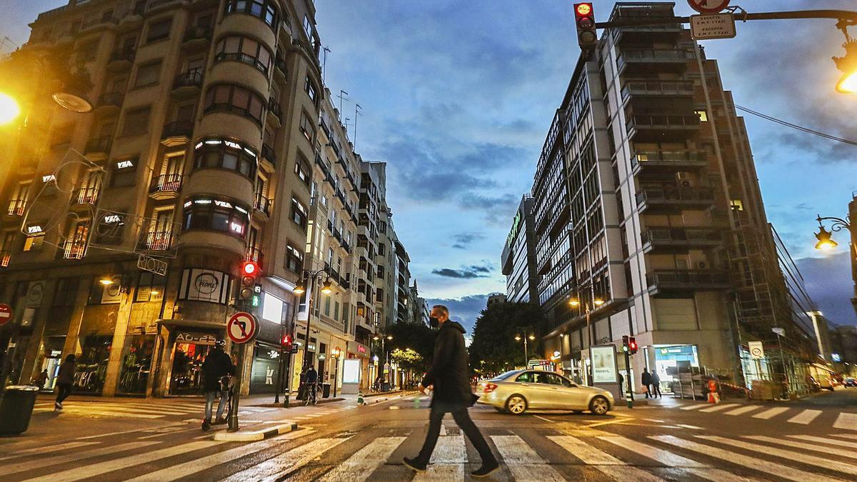 Cruce de la calle Colón de València, ayer tarde, tras el cierre de los comercios a las 18.00 horas. | F.CALABUIG
