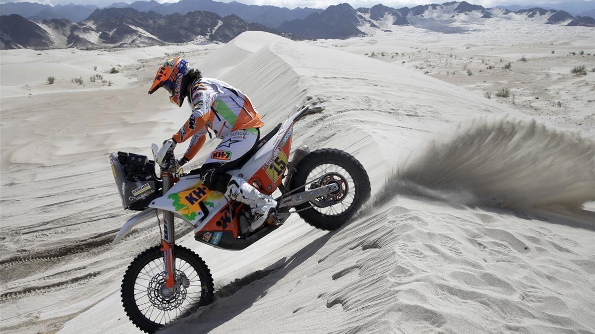 Laia Sanz con su motocicleta en el Dakar.