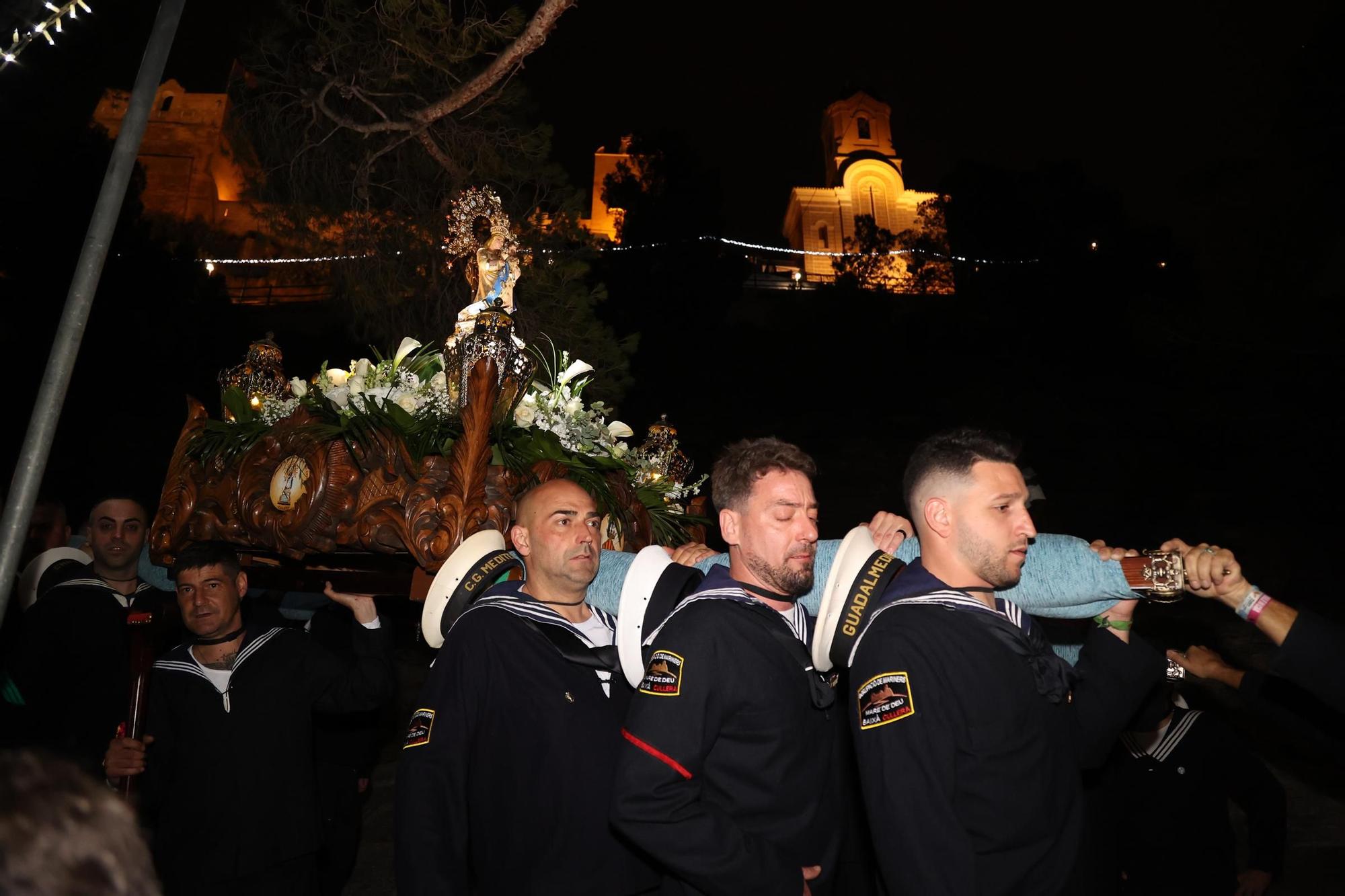 La "Baixà" de la Virgen desde el castillo sumerge a Cullera en sus fiestas mayores