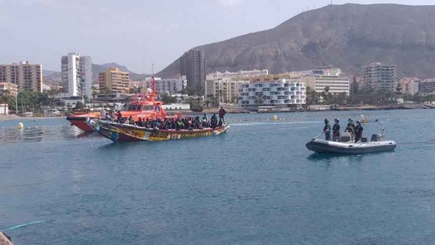 Patera llegada este martes al puerto de Los Cristianos.