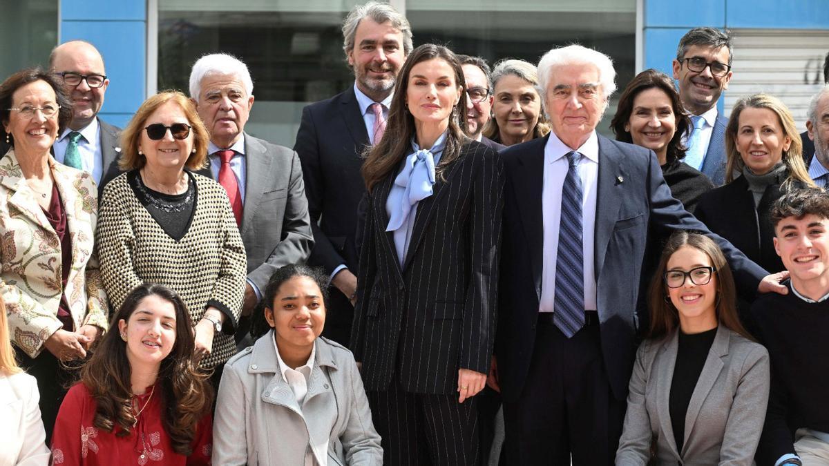 La Reina Letizia, en el centro, flaqueada por Ignacio Calviño y Gustavo Suárez Pertierra.