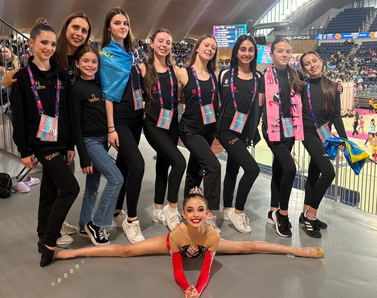 Por la izquierda, Matilda Gónzalez, Olga López, Daniela Cao, Sofía Torre, Llara Martínez, Nayara López, Jimena Vázquez, Emma Cárcava y Sara López. Delante, Candela Turrado, del club La Corredoria. | MARÍA RENDUELES
