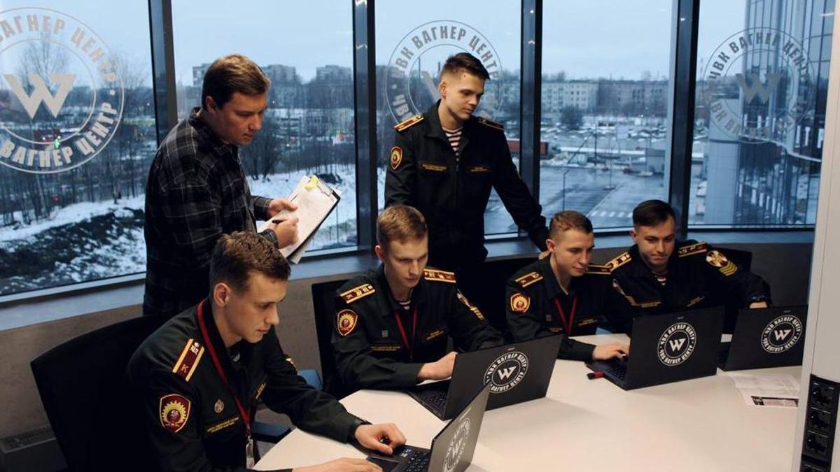 Un grupo de estudiantes rusos, durante un foro de tecnología militar de la información convocado por el grupo Wagner el pasado mes de diciembre en Moscú. Imagen difundida por la firma de mercenarios.