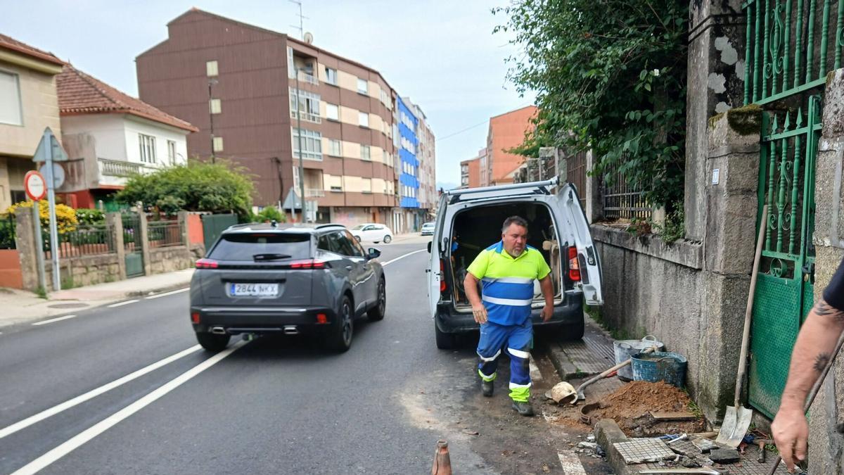 Reparación de la traída de agua a la altura del cruce de O Galax