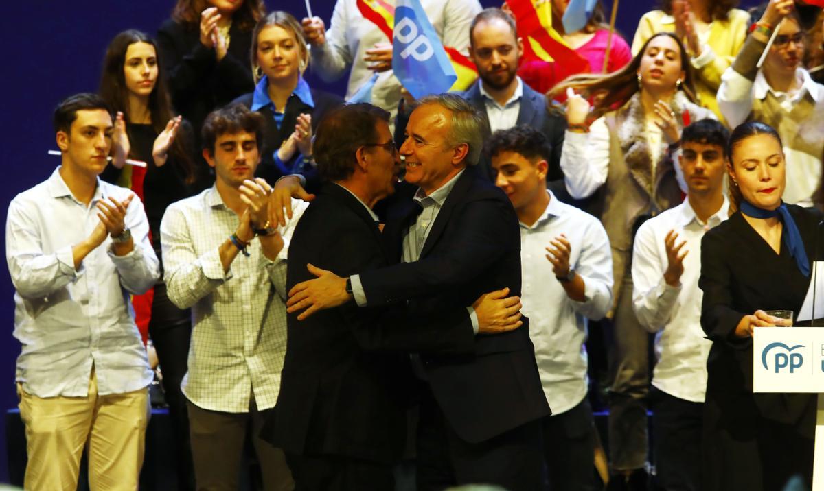 Feijóo y Azcón se abrazan ante los militantes en el acto del partido en Zaragoza de finales de noviembre.