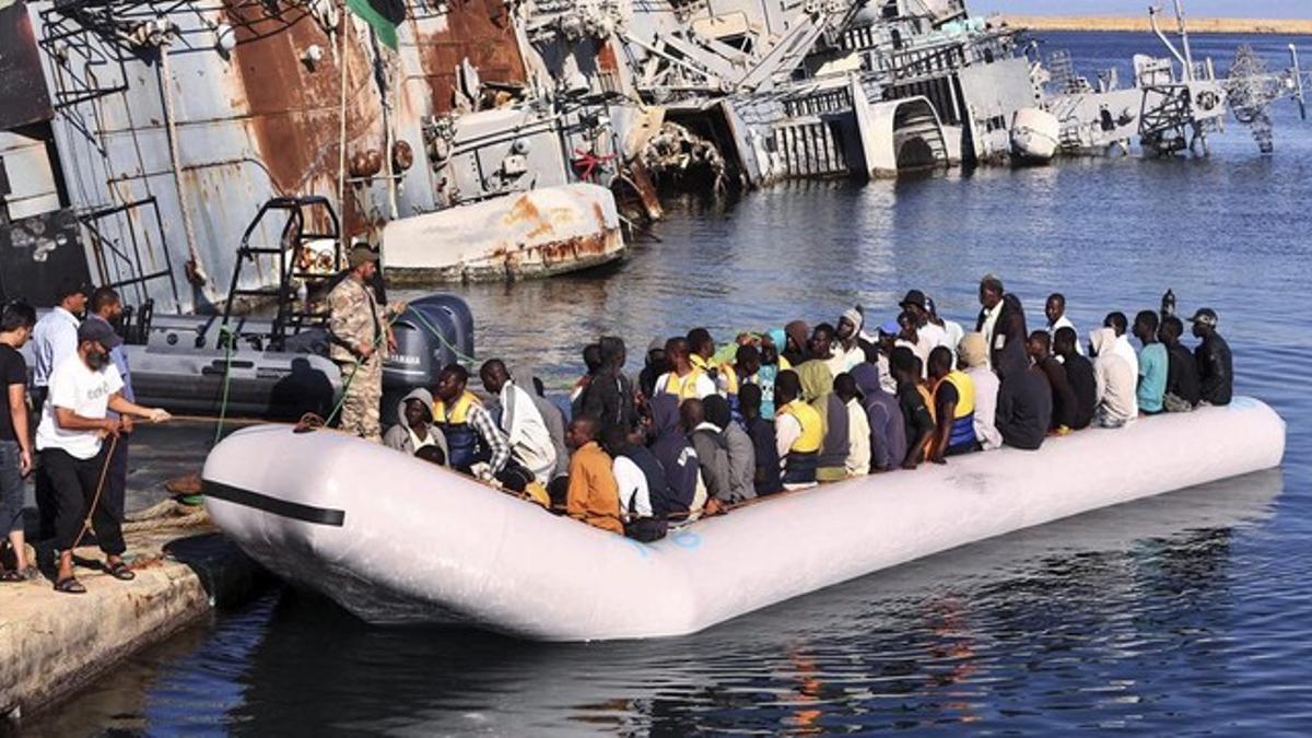 Refugiados rescatados por guardias costeros libios a su llegada al puerto de Trípoli, el pasado 29 de septiembre.