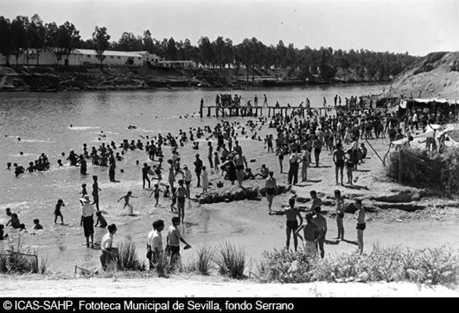 El calor de Sevilla, en imágenes: así se combatían las altas temperaturas
