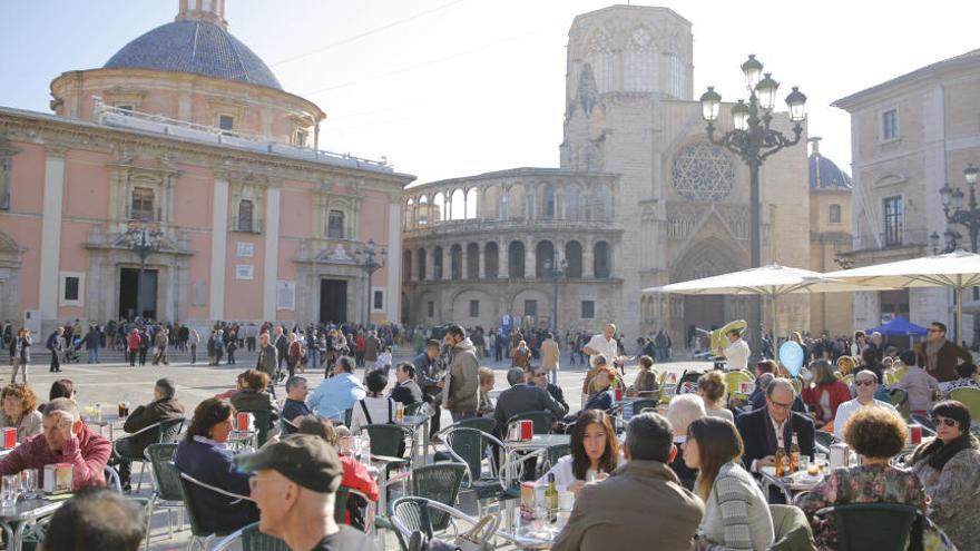 Los hoteleros reclaman a las Corts que estudien si el cambio horario es rentable