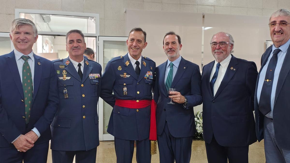 El jefe del Estado Mayor del Ejército del Aire, el general Francisco Braco, con Gabriel Le Senne, presidente del Parlament