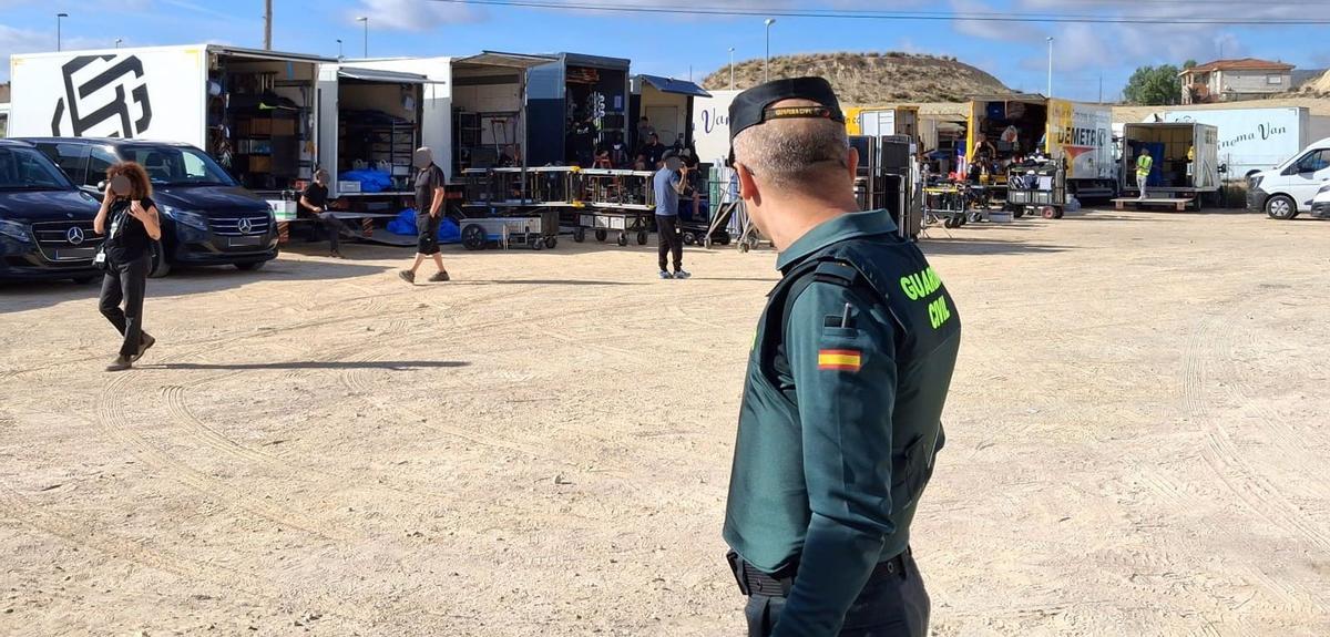 La Guardia Civil inspecciona las armas de fuego usadas en el rodaje de la película 'F.A.S.T.' en Murcia.