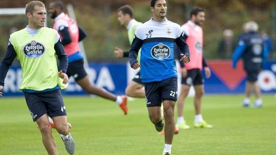 Celso Borges, ayer, junto a Álex Bergantiños.