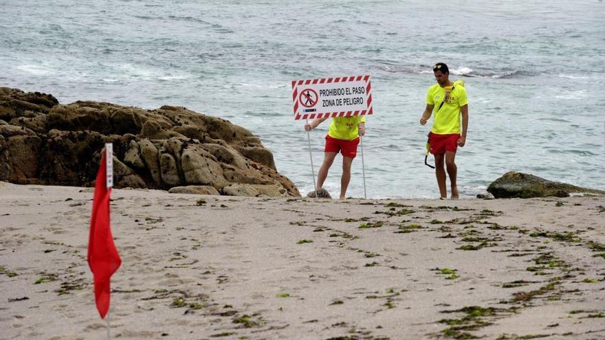 Socorristas en una playa coruñesa.