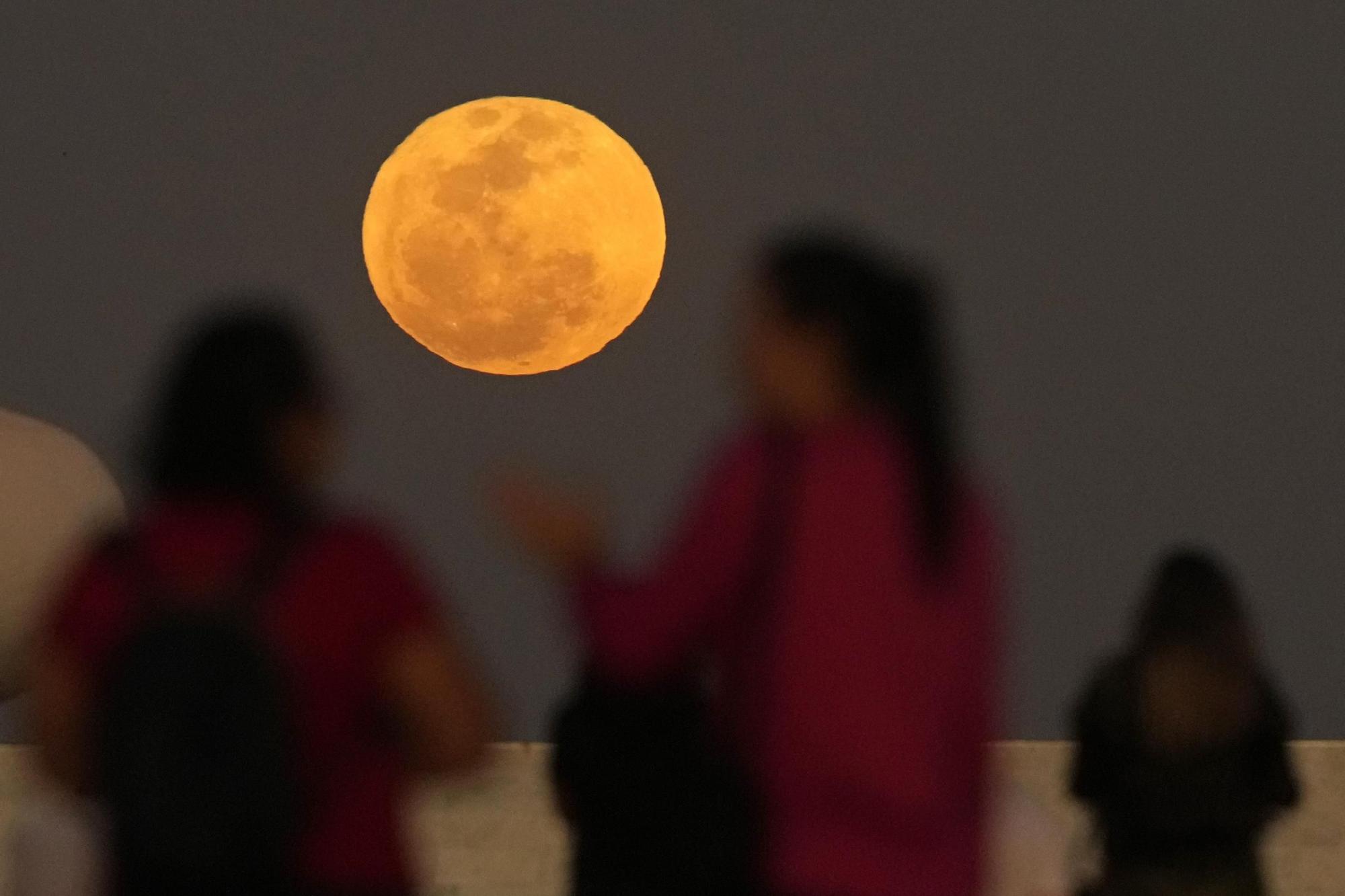 Residents watch the supermoon rise over the "Memorial JK," a monument in honor of the founder of Brasilia, Brazil, Monday, Aug. 19, 2024. (AP Photo/Eraldo Peres) Associated Press/LaPresse / EDITORIAL USE ONLY/ONLY ITALY AND SPAIN