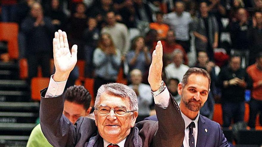 Miki Vukovic, en su homenaje en La Fonteta en 2016.