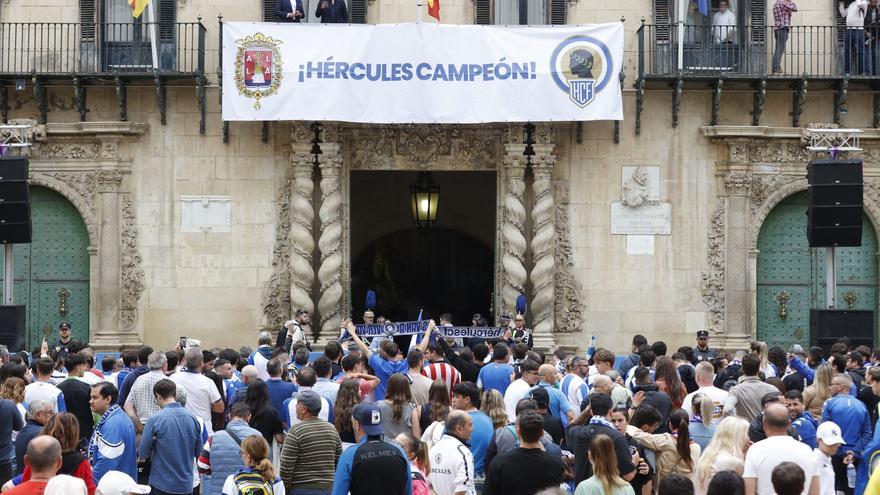 Sigue la celebración por el ascenso del Hércules: Alicante festeja a lo grande en la Plaza del Ayuntamiento