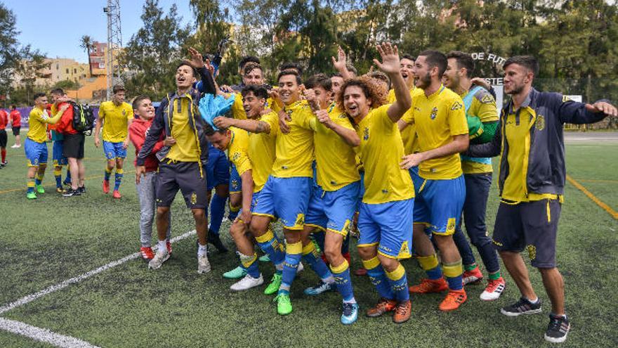 Los jugadores del juvenil de la UD Las Palmas celebran la victoria con la que aseguraron el título de liga en la última jornada.