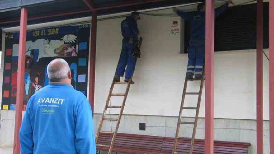 Tareas de colocación de la fibra óptica en el Instituto de Arriondas.