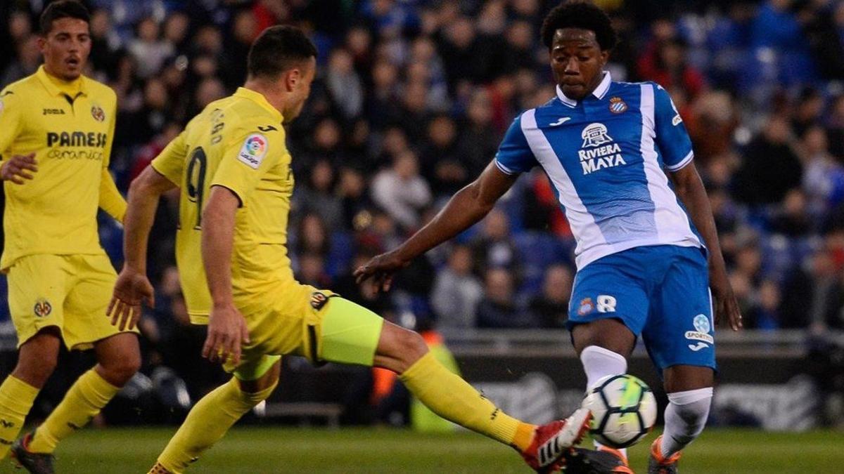 'La Roca' Sánchez presionado por el exjugador del Espanyol Javi Fuego.