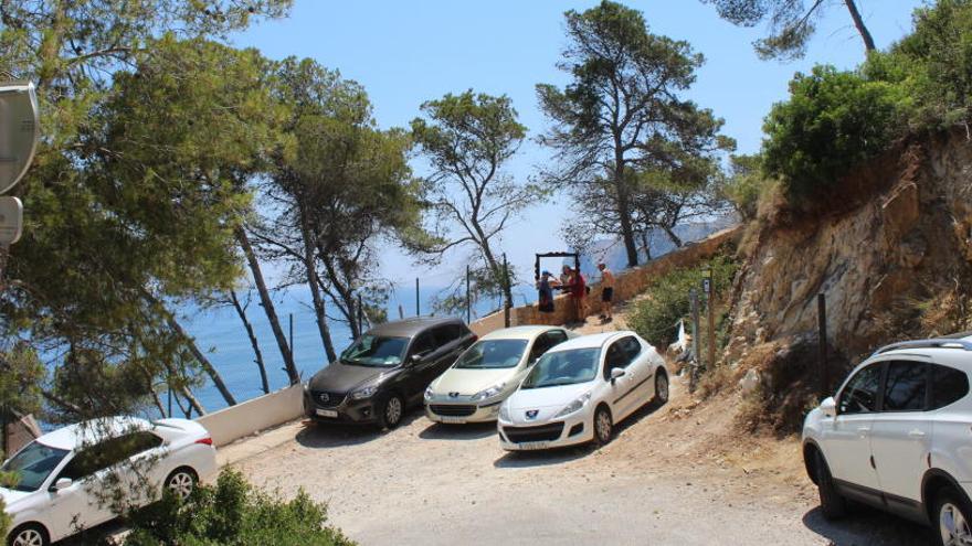 Los coches invanden el acceso a la senda de la Cova Tallada