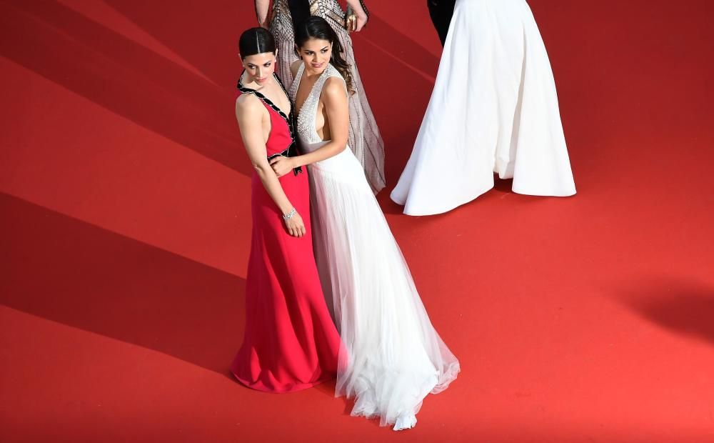 Spanish actresses Barbara Lennie and Sara Salamo arrive on May 8, 2018 for the screening of the film "Todos Lo Saben (Everybody Knows)" and the opening ceremony of the 71st edition of the Cannes Film Festival in Cannes, southern France.  / AFP PHOTO / Anne-Christine POUJOULAT