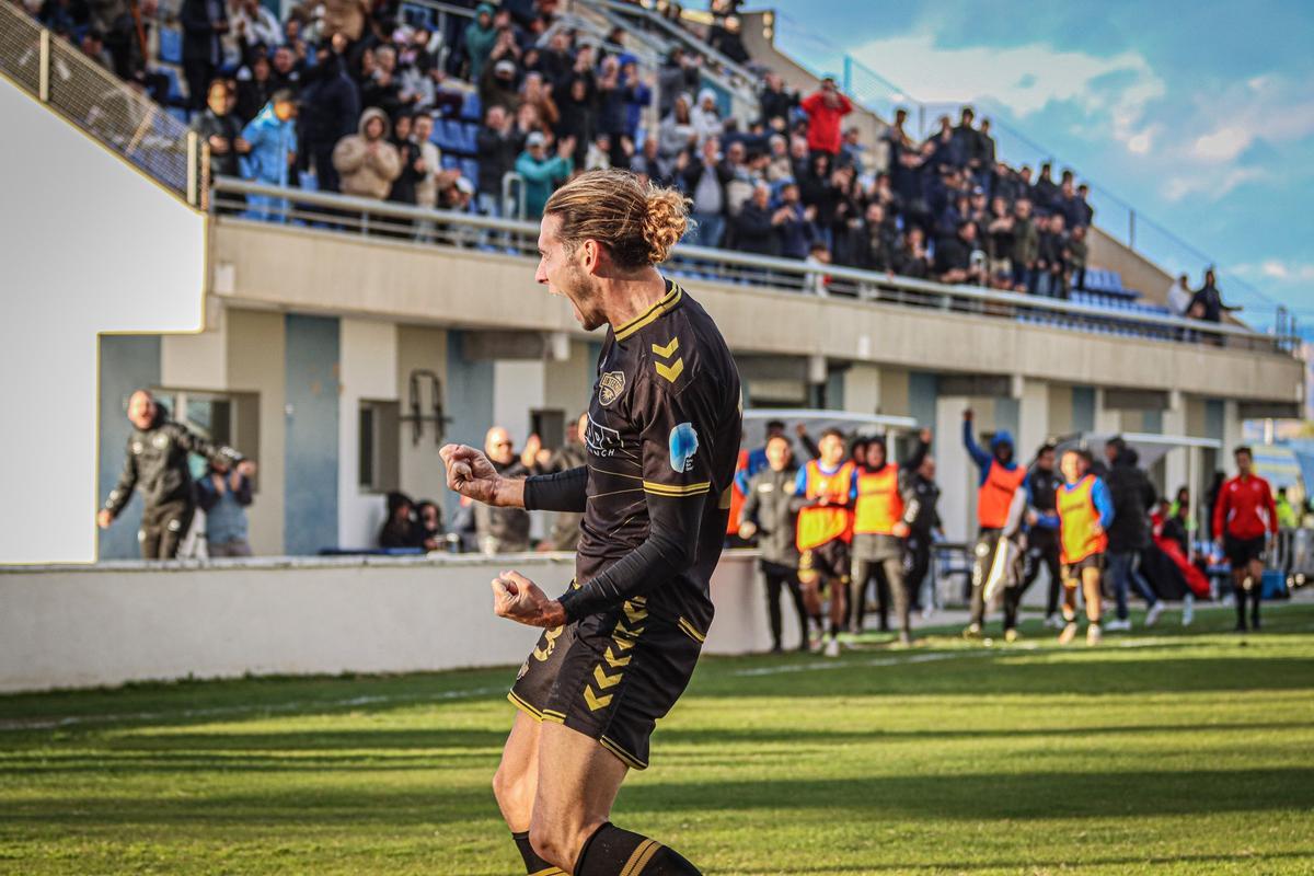 Aarón Piñán celebra el gol de la victoria del Intercity ante el Algeciras en el Antonio Solana