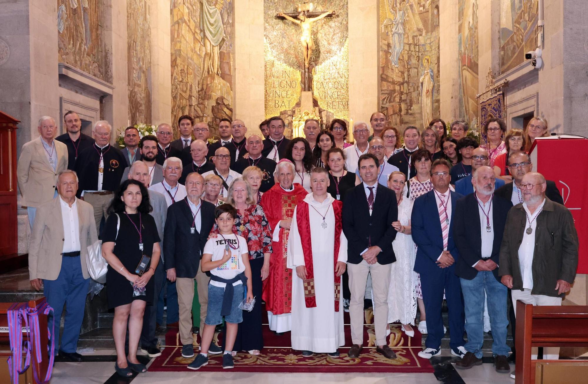 Posado de los nuevos cofrades del Cristo de la Victoria tras la imposición de sus medallas