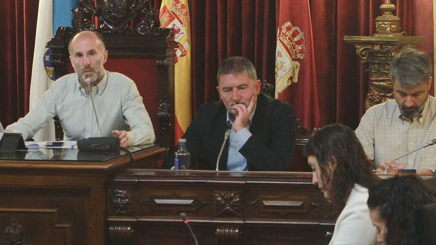 El alcalde en un pleno, con el teniente de alcalde y el interventor. | Iñaki Osorio