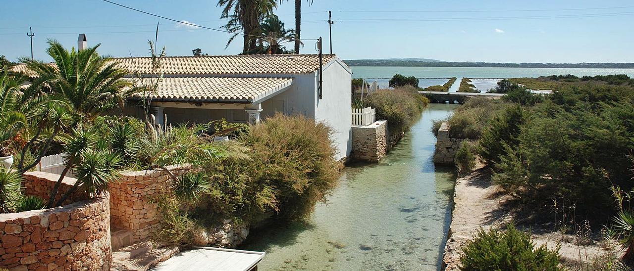 La acequia de fondo arenoso y agua cristalina.