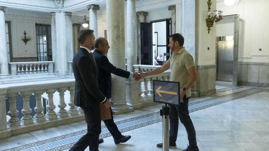 Badenas y Gil Lázaro antes de la reunión con Catalá. | MIGUEL ÁNGEL MONTESINOS