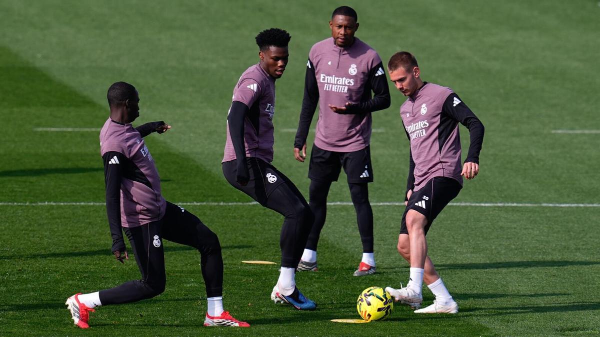 Ferland Mendy, en un rondo del Real Madrid, junto a Aurelien Tchouaméni, Franco Mastantuono y David Alaba.