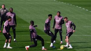 Ferland Mendy, en un rondo del Real Madrid, junto a Aurelien Tchouaméni y Franco Mastantuono, en el último entrenamiento antes del partido contra el Celta.