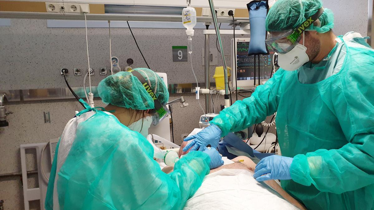 Un equipo sanitario en la unidad de la UCI COVID de Povisa.