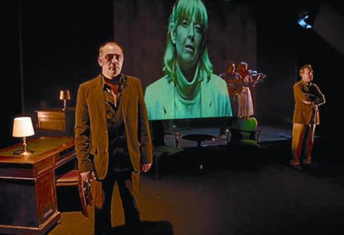 Pep Tosar, en primer terme, a ’Molts records per a Ivanov’.