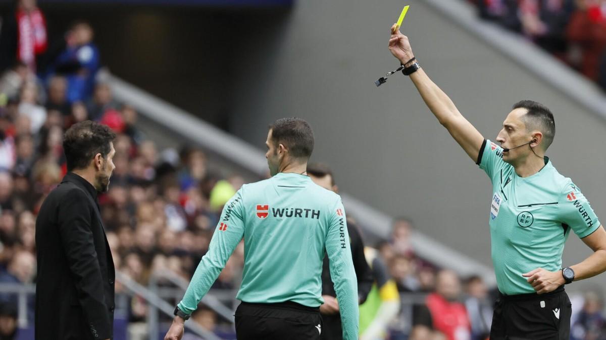 Sánchez Martínez mostrando una cartulina a Simeone