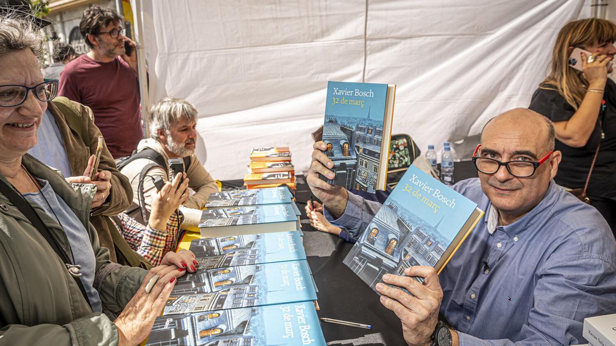 Xavier Bosch firma ejemplares de '32 de març' en Sant Jordi