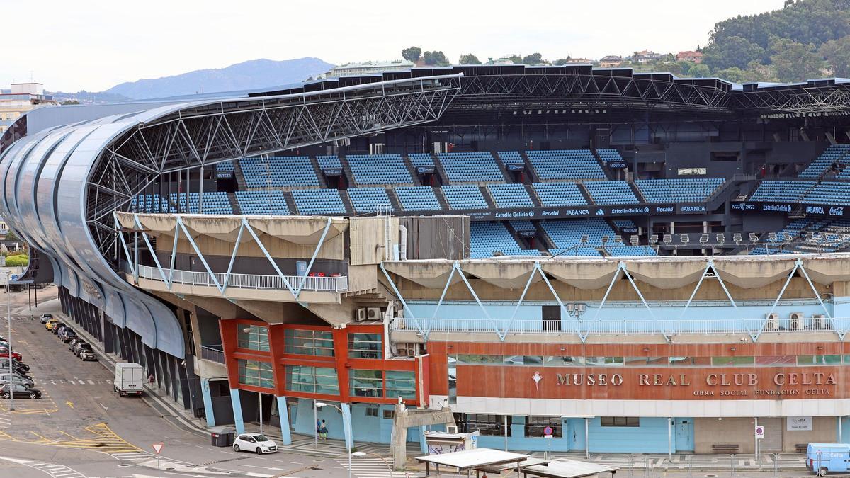 Vista exterior de la grada de Gol y parte del interior del estadio de Balaídos.