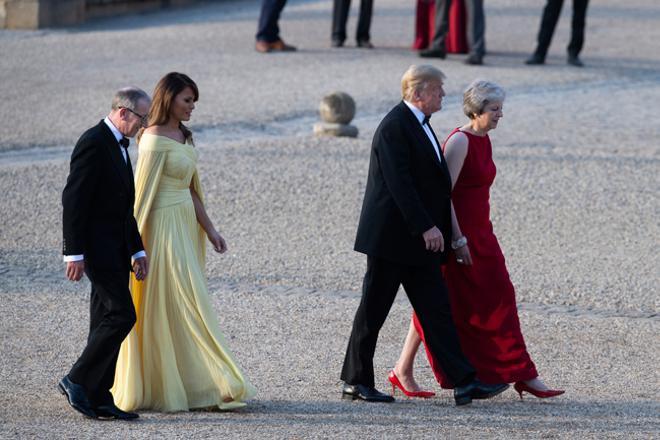 Melania Trump charla con Philip May