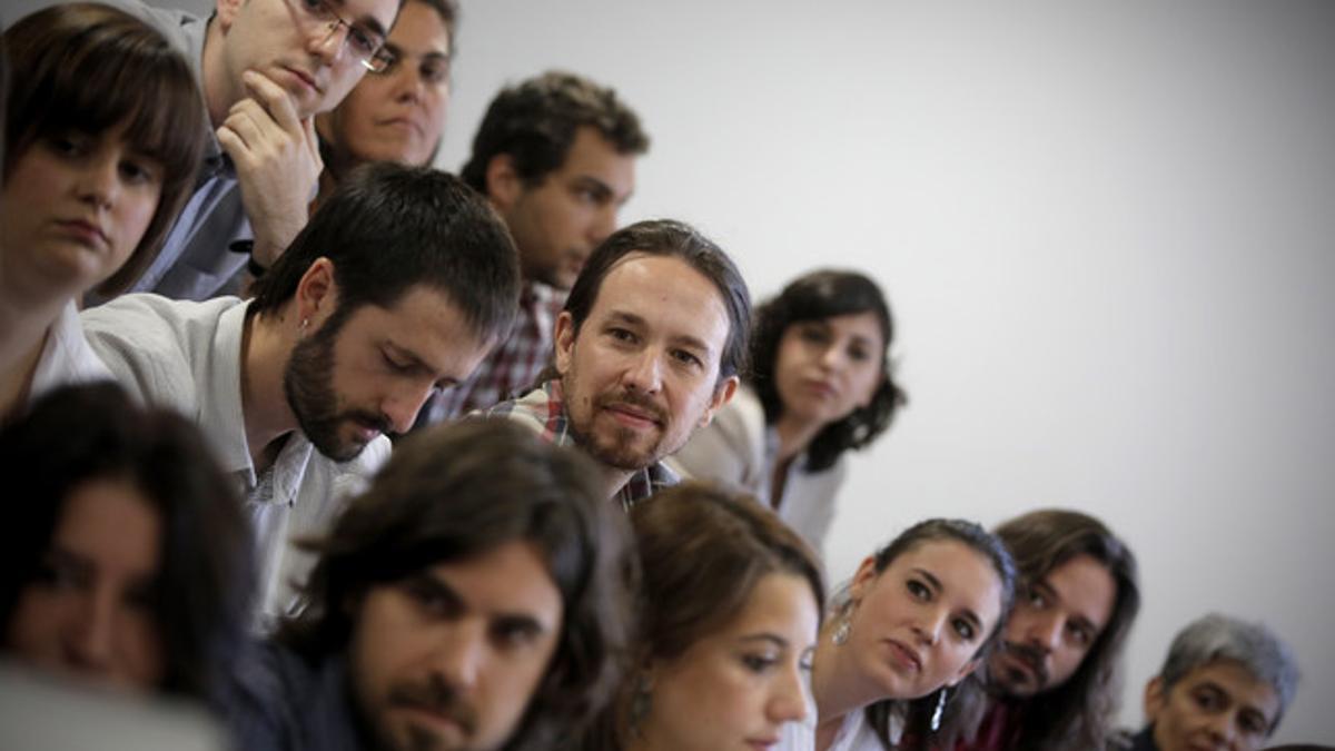 Pablo Iglesias, junto al equipo de la ruta del cambio presentada este jueves en la sede de Podemos.