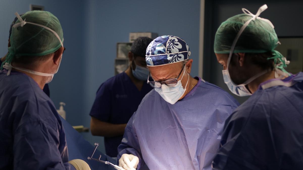 El Dr. Sánchez realizando la operación de prótesis de hombro en el hospital IMED Valencia.