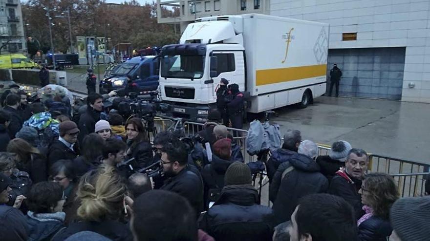 Pedradas, obras perdidas y una barrera de autopista rota: así fue el regreso del tesoro de Sijena a Aragón hace ocho años