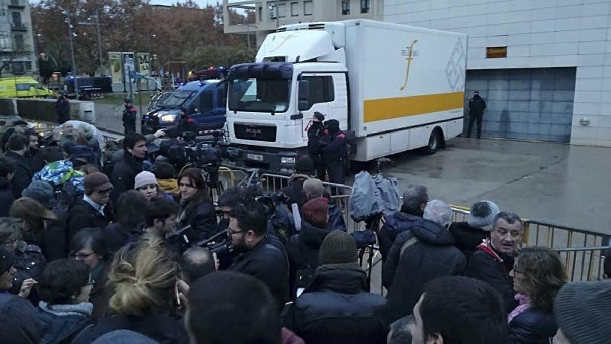 Aglomeración en la entrada del museo de Lérida el 11 de diciembre de 2017 ante el camión que trasladaba las obras.