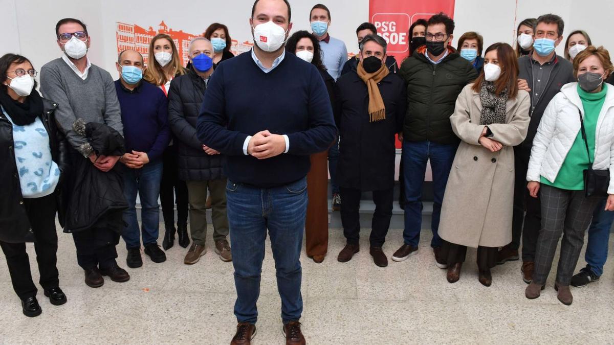 Bernardo Fernández, en primer término, junto a los miembros de su candidatura. |   // VÍCTOR ECHAVE