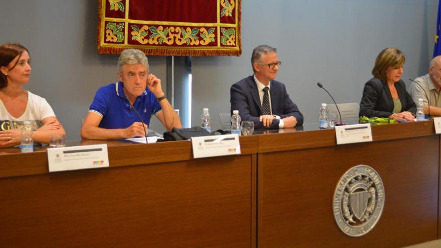 La mesa presidencial en el acto de bienvenida a los alumnos