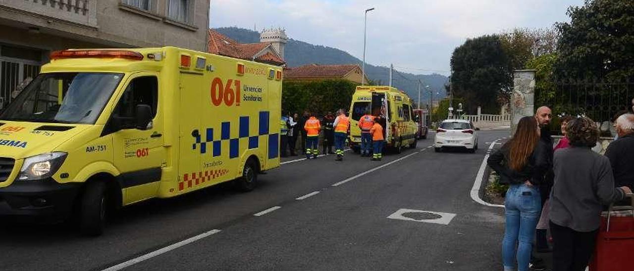 Ambulancias atendiendo un accidente en Coiro. // Gonzalo Núñez