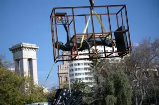 Instalación de las esculturas de Venus y Neptuno en la entrada del Puerto de Málaga