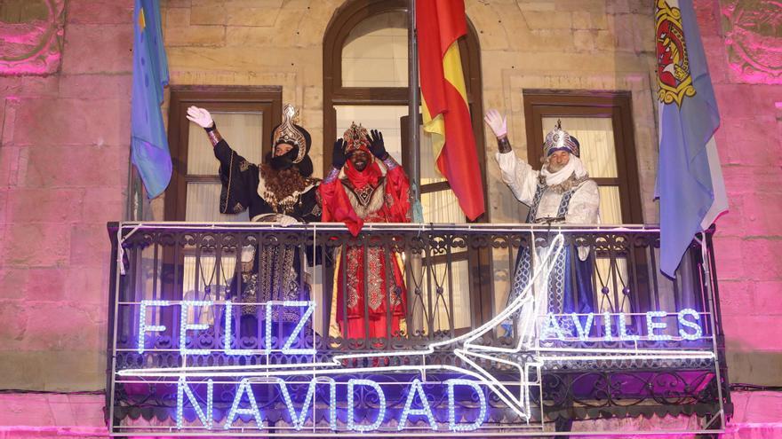 Los Reyes Magos preparan su llegada a Avilés en barco