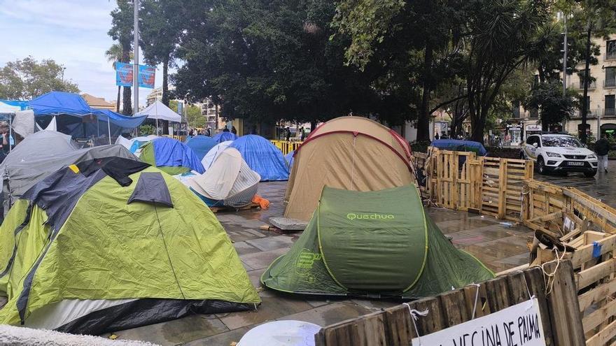 Los acampados de plaza España resisten a la dana, pero piden ayuda urgente para aguantar: "Necesitamos material para protegernos del agua y comida"