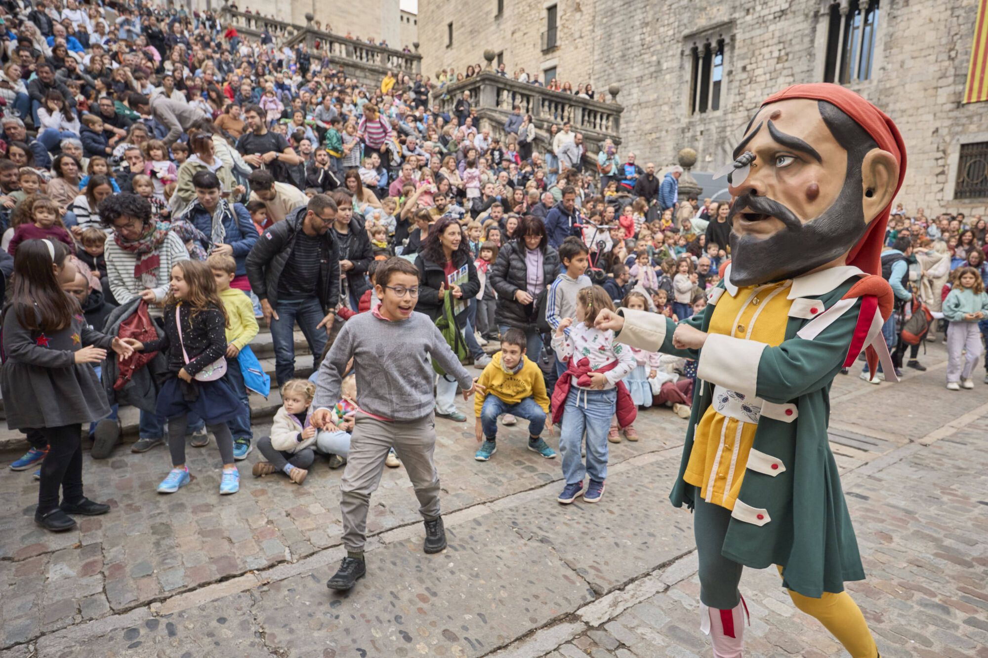 Les fotos de la passejada de capgrossos i gegants a la plaça de la catedral de Girona